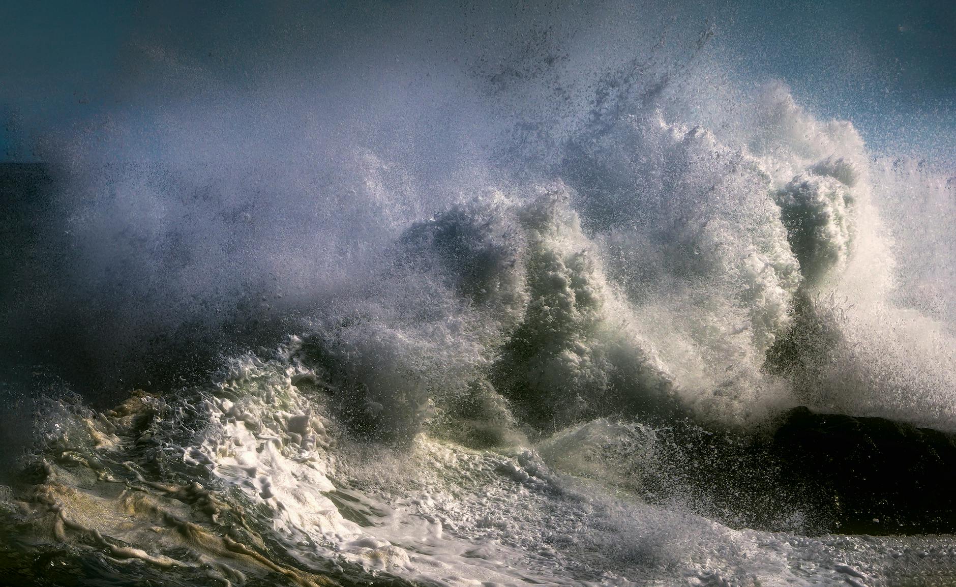ocean waves crashing